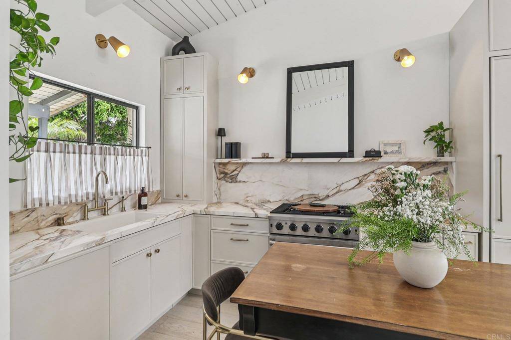 San Diego, CA 92110,4352 Loma Riviera CT