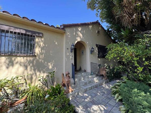 Los Angeles, CA 90046,1607 N Gardner ST