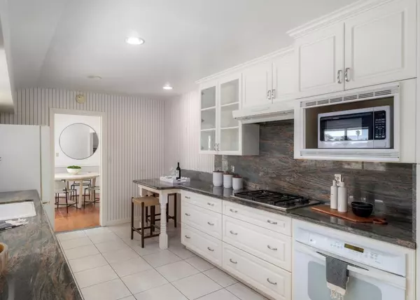 La Jolla, CA 92037,1381 W Muirlands DR