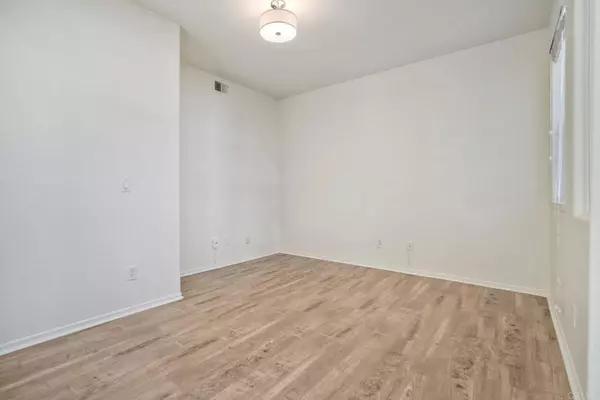 Carlsbad, CA 92011,1083 Beacon Bay DR