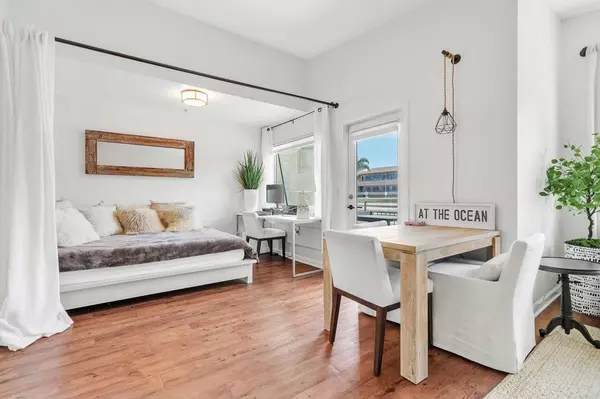 Encinitas, CA 92024,687 S Coast Highway 101 #302