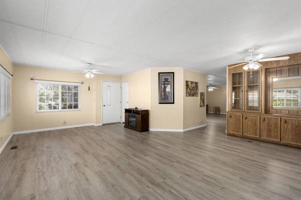 Escondido, CA 92026,8975 Lawrence Welk #2