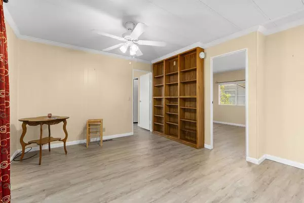 Escondido, CA 92026,8975 Lawrence Welk #2