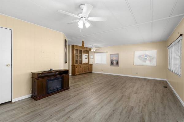 Escondido, CA 92026,8975 Lawrence Welk #2