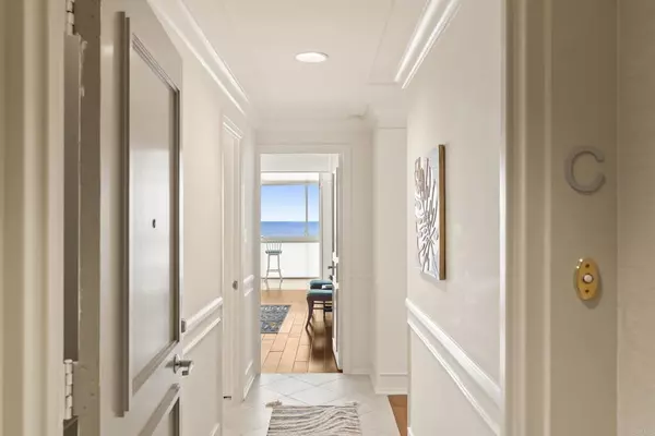 La Jolla, CA 92037,939 Coast BLVD #4C