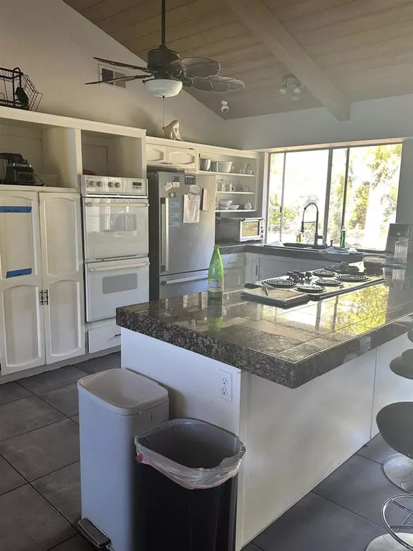 Escondido, CA 92029,2758 Kauana Loa