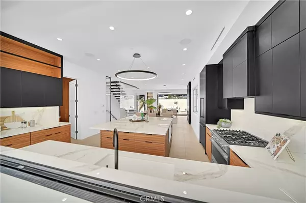 Corona Del Mar, CA 92625,712 Iris
