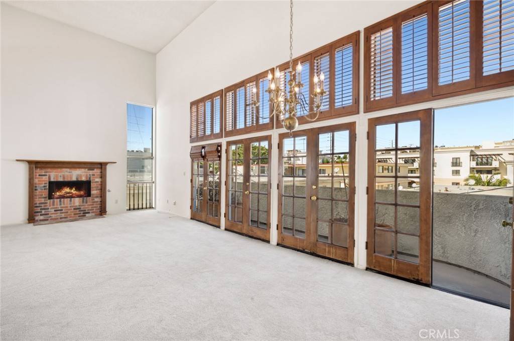 Los Angeles, CA 90049,11845 Mayfield AVE #303