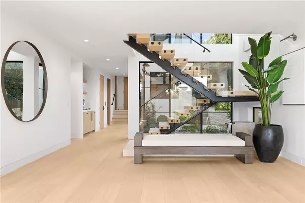 Newport Beach, CA 92663,302 Kings RD
