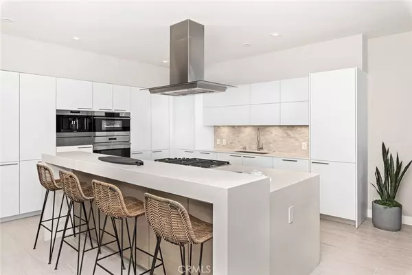 Newport Beach, CA 92663,2280 Newport BLVD #203