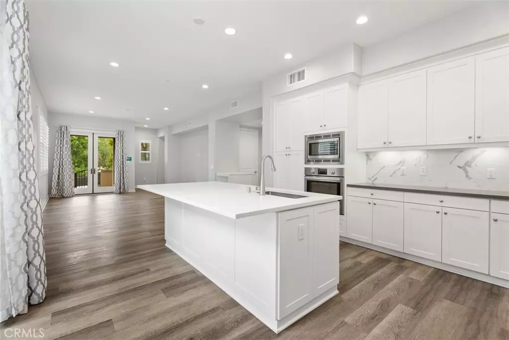 Irvine, CA 92618,179 Follyhatch