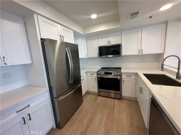 Newport Beach, CA 92663,230 Lille LN #308