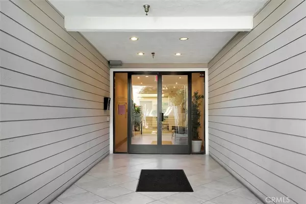 Newport Beach, CA 92663,260 Cagney LN #206