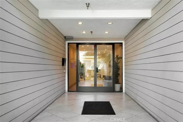 Newport Beach, CA 92663,260 Cagney LN #206