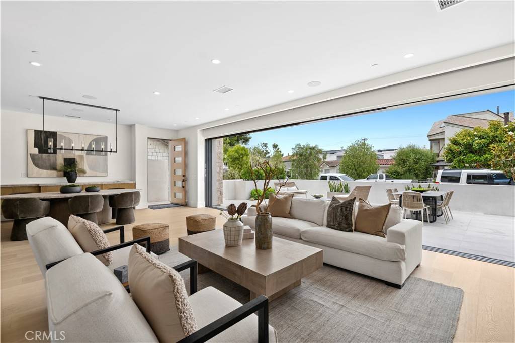 Corona Del Mar, CA 92625,516 Larkspur AVE