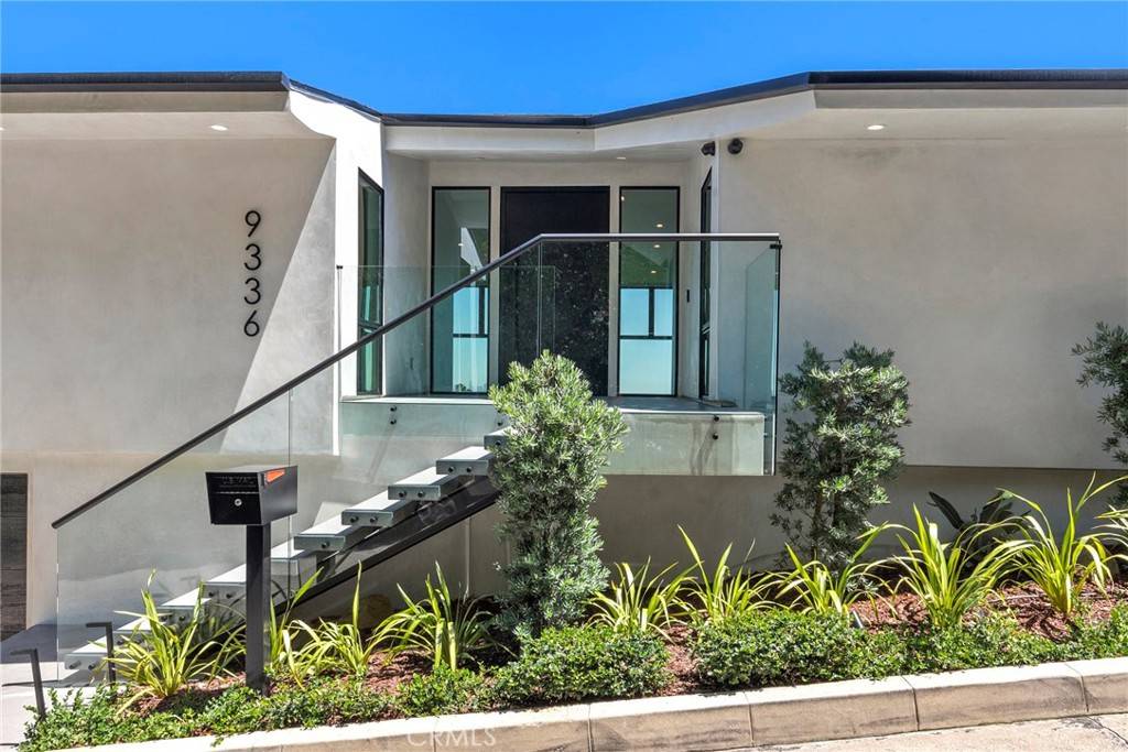Beverly Hills, CA 90210,9336 Lloydcrest DR