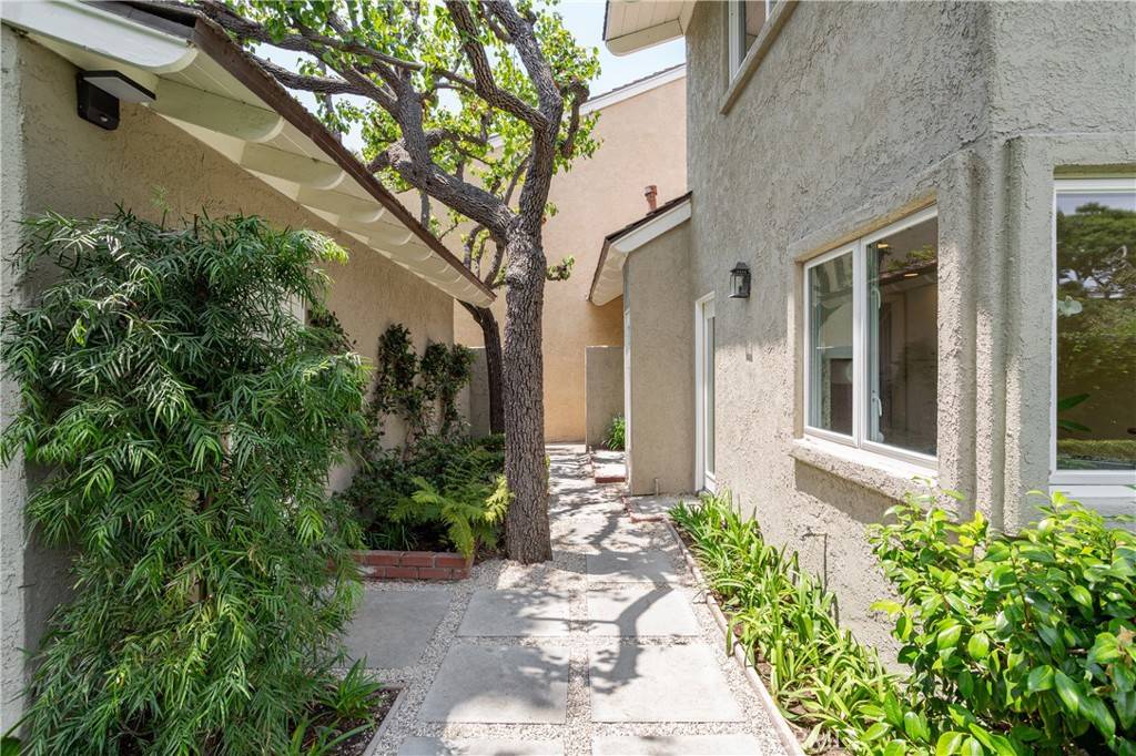 Newport Beach, CA 92660,520 Laver WAY