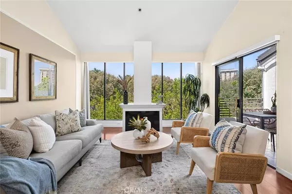 Newport Beach, CA 92663,230 Lille LN #304