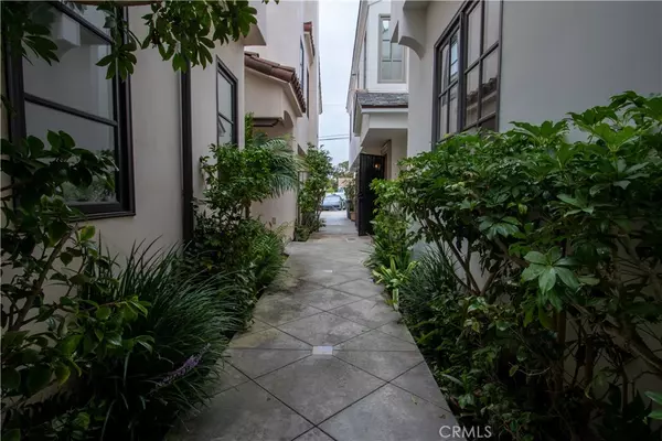 Corona Del Mar, CA 92625,407 1/2 Goldenrod
