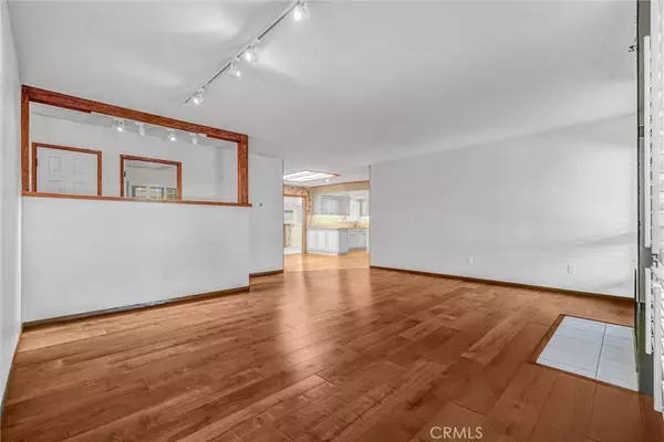 Huntington Beach, CA 92647,16502 Loire