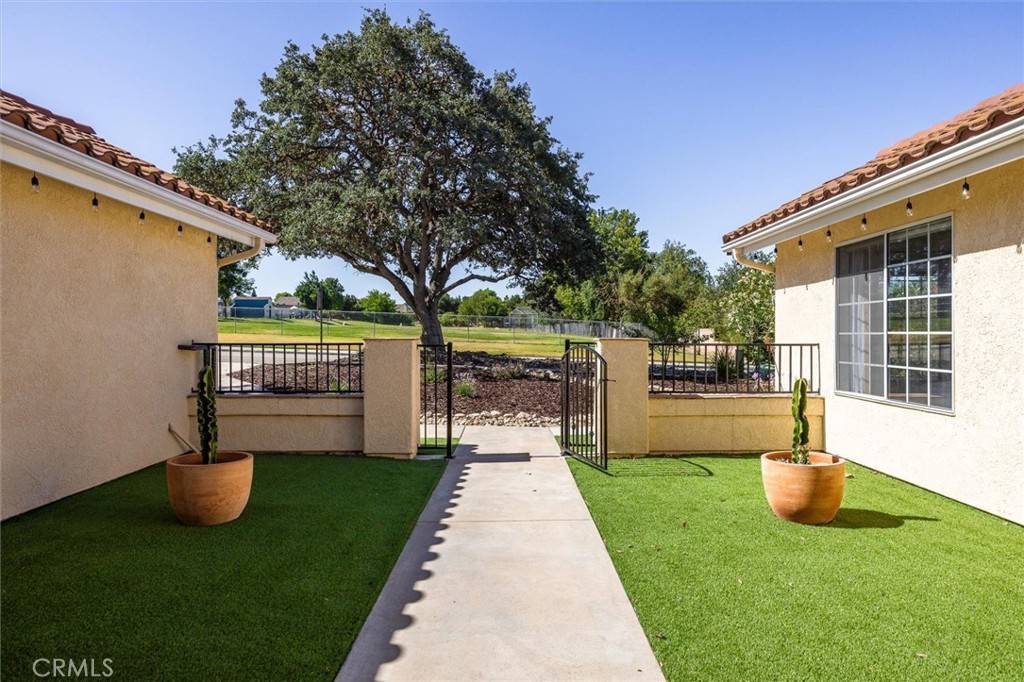 Paso Robles, CA 93446,215 Meadowlark RD