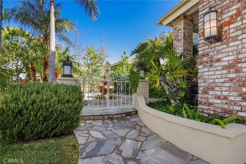 Anaheim Hills, CA 92808,270 S Willowcreek LN