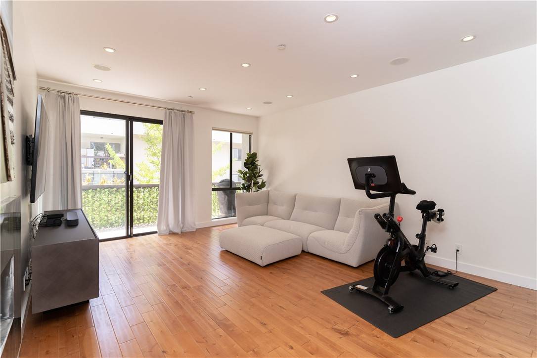 Beverly Hills, CA 90210,324 N Palm DR #401