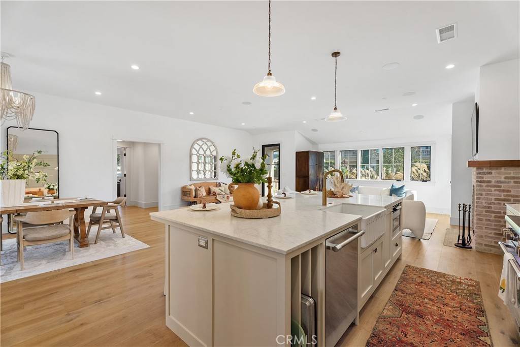 Newport Beach, CA 92663,337 Holmwood DR