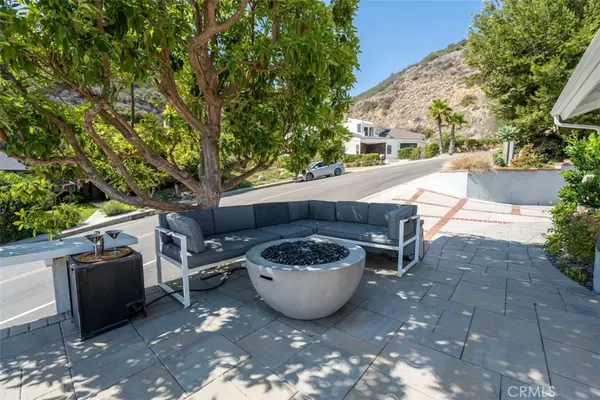 Laguna Beach, CA 92651,499 Nyes PL