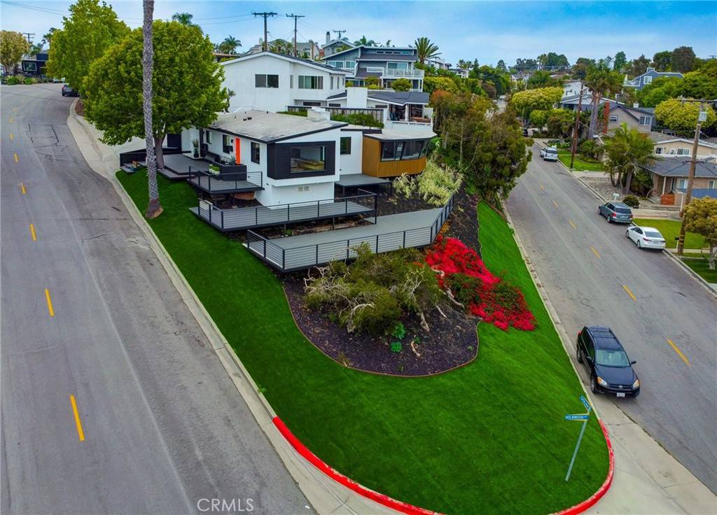 Newport Beach, CA 92663,300 Holmwood DR