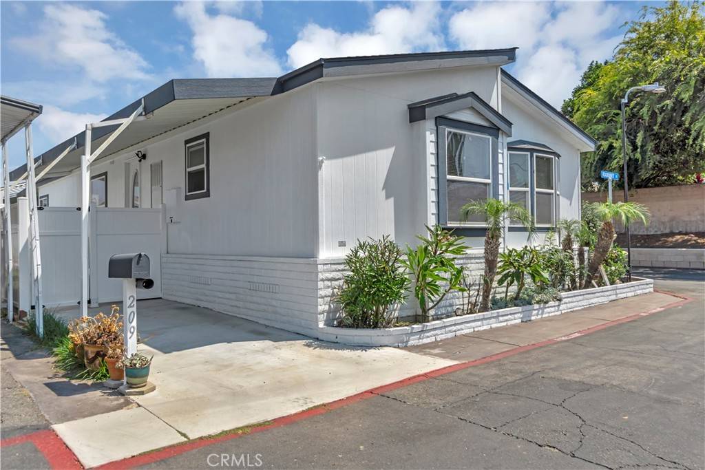 209 Road Runner LN, Fountain Valley, CA 92708