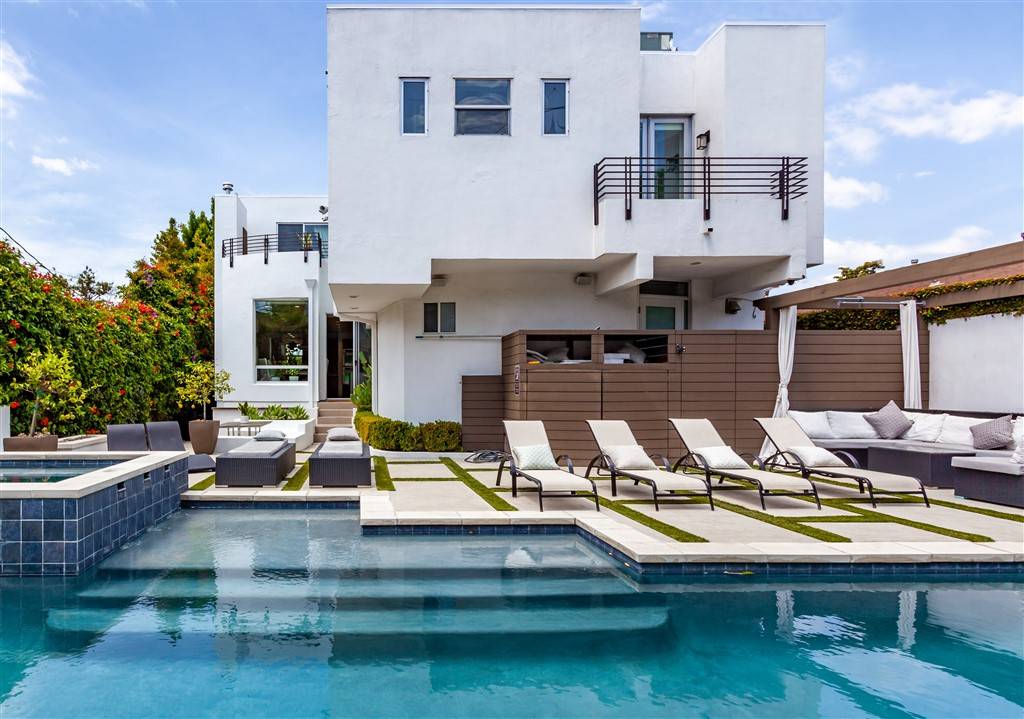 Los Angeles, CA 90046,808 N La Jolla AVE
