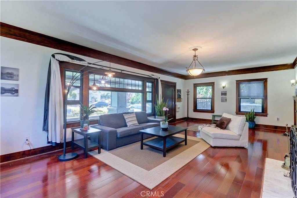 Los Angeles, CA 90004,223 N St Andrews PL