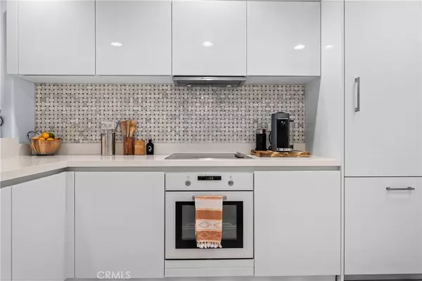Irvine, CA 92612,2233 Martin #212