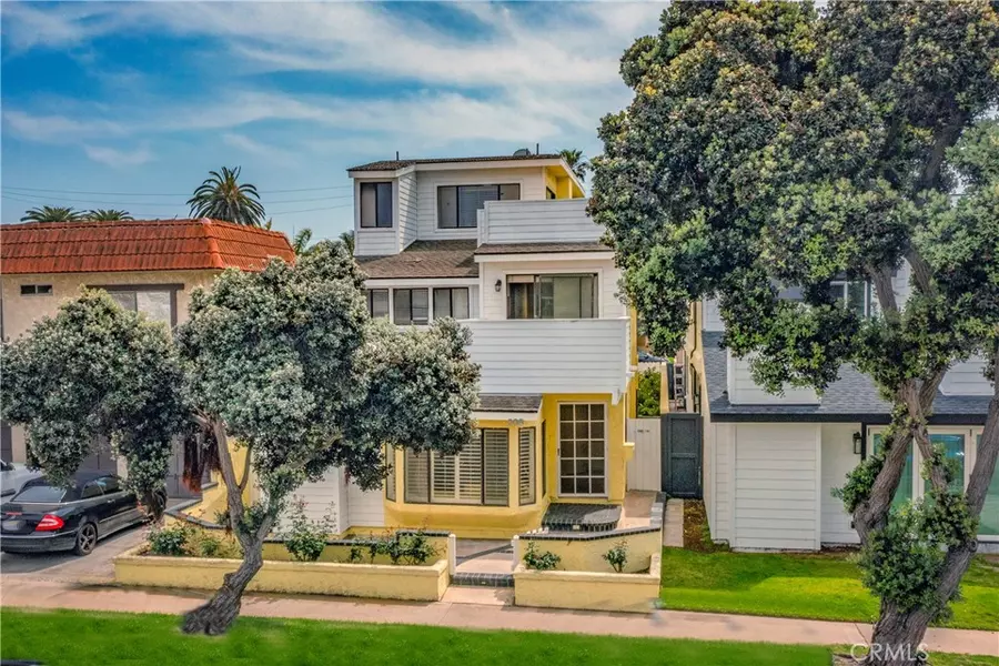 208 15th ST, Huntington Beach, CA 92648