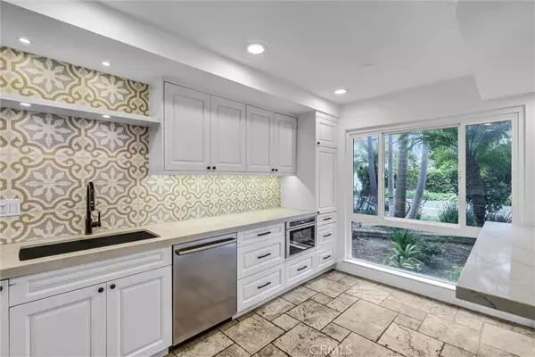 Costa Mesa, CA 92627,334 Tours LN
