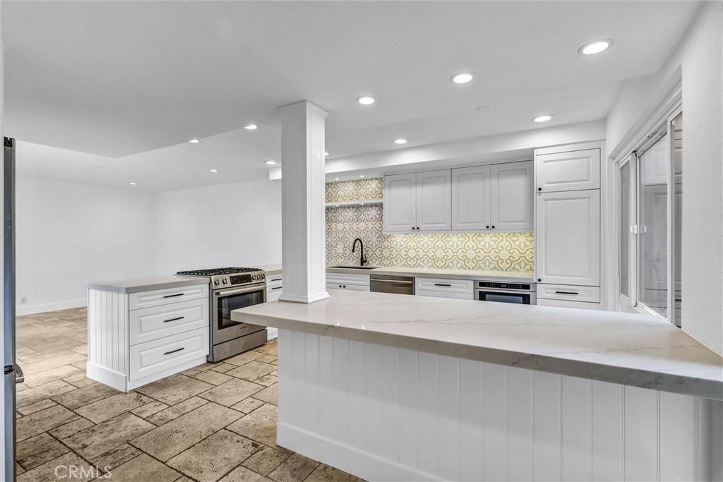 Costa Mesa, CA 92627,334 Tours LN