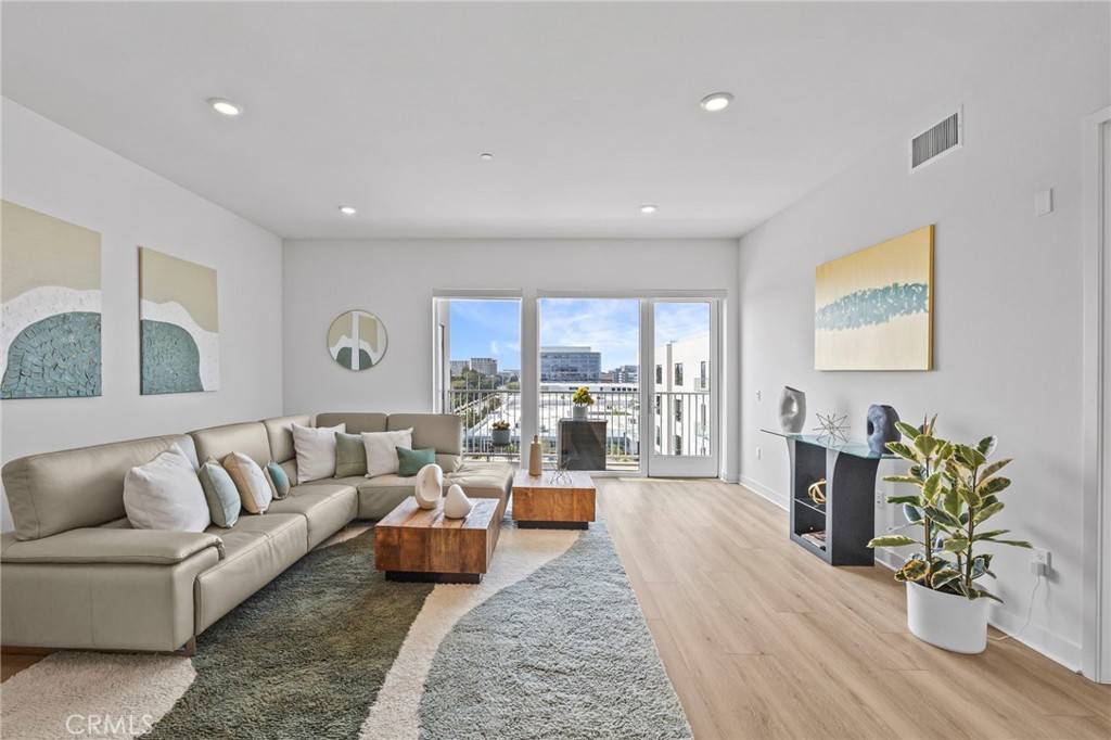 Irvine, CA 92612,3713 Rivington