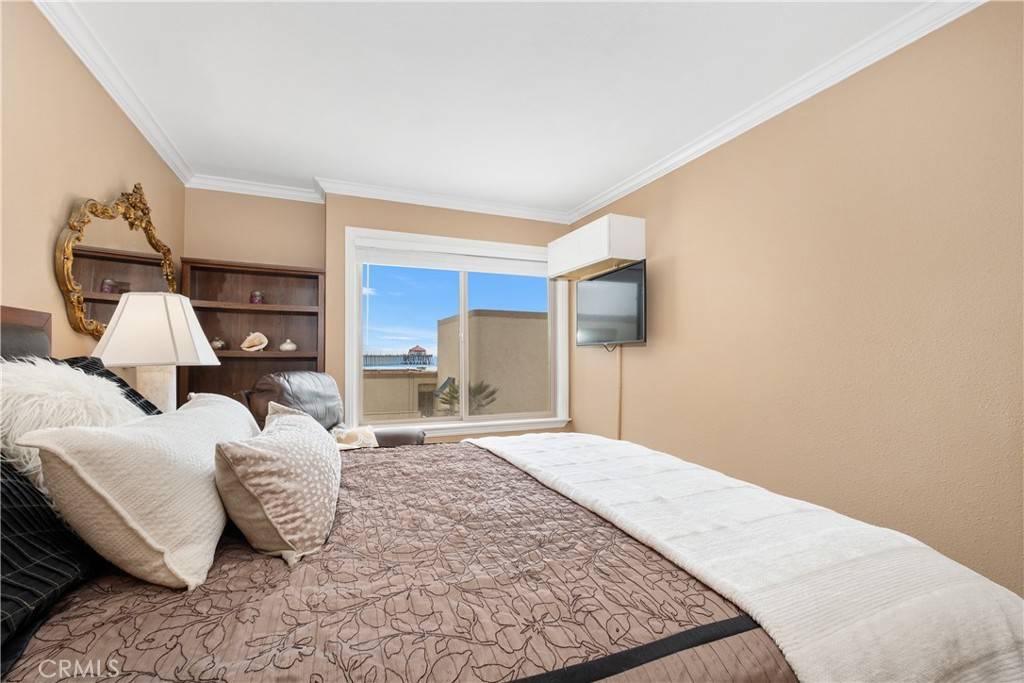 Huntington Beach, CA 92648,711 Pacific Coast #325