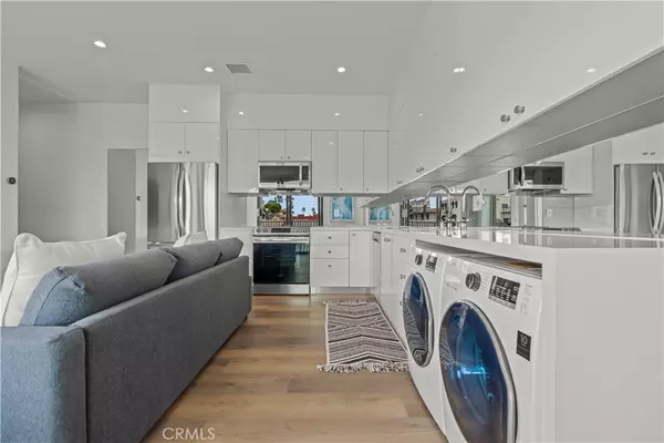 Newport Beach, CA 92661,804 E. Balboa #2