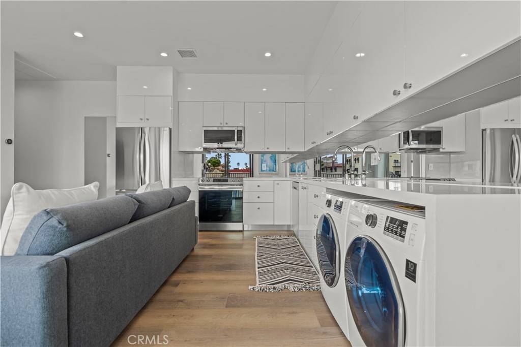 Newport Beach, CA 92661,804 E. Balboa #2