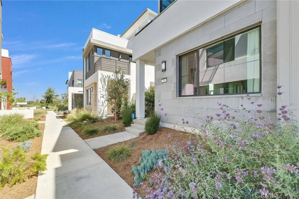 Irvine, CA 92618,251 Novel