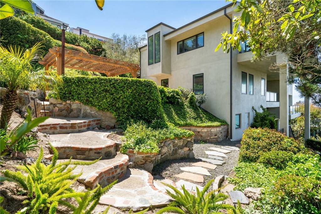 Laguna Beach, CA 92651,790 Hermosa WAY