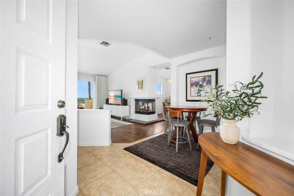 Huntington Beach, CA 92649,5142 Warner #305