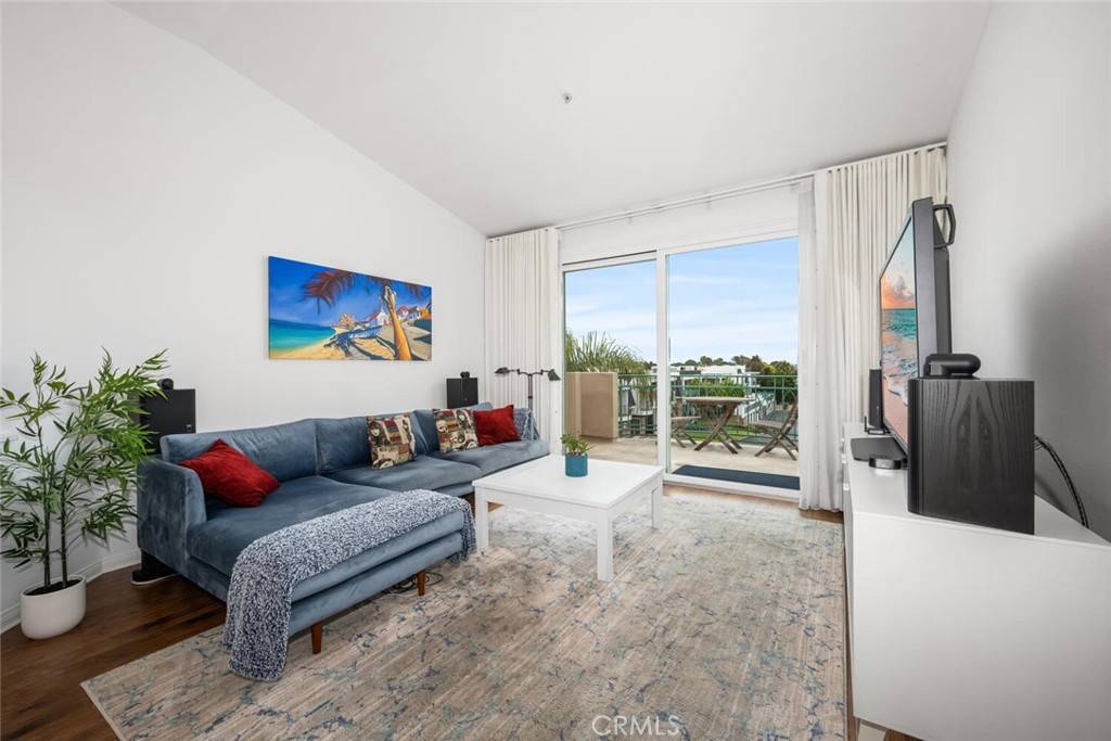 Huntington Beach, CA 92649,5142 Warner #305