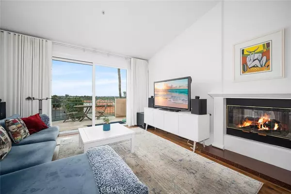 Huntington Beach, CA 92649,5142 Warner #305