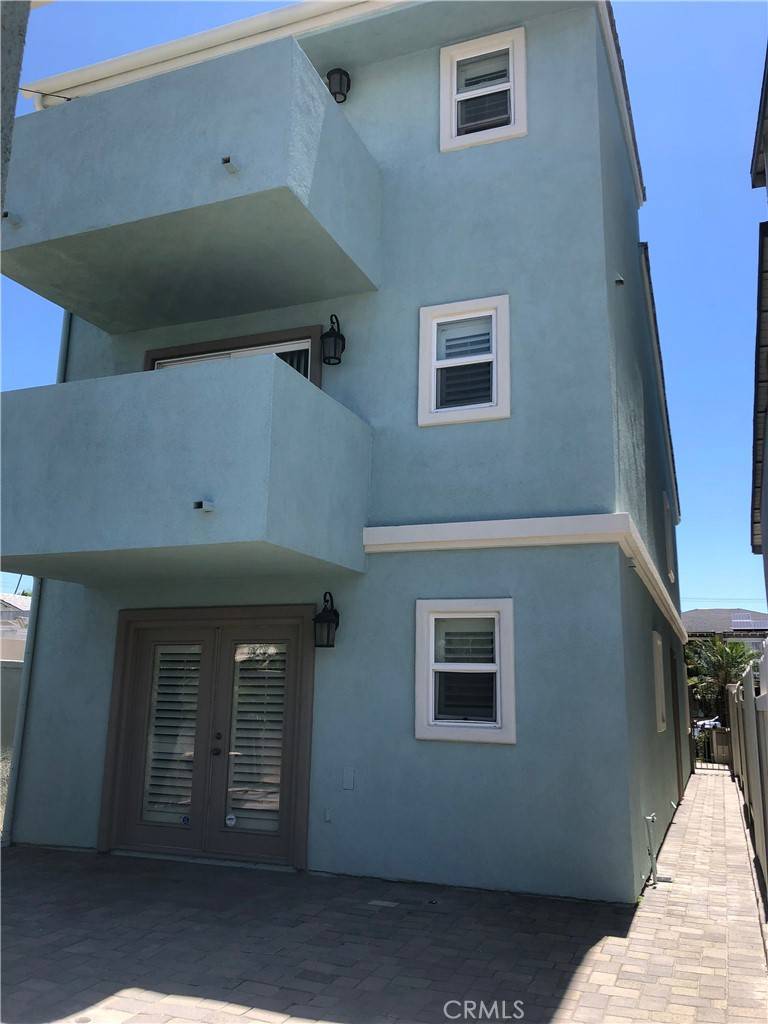 Huntington Beach, CA 92648,211 7th ST