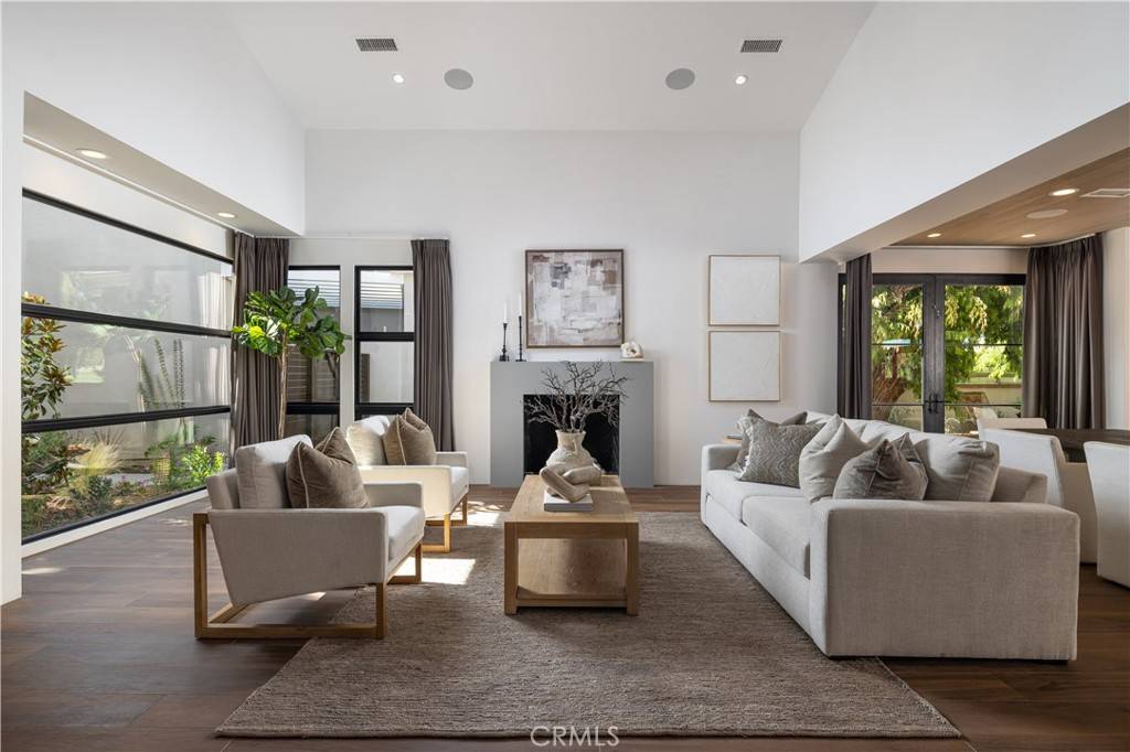 Huntington Beach, CA 92648,19466 Woodlands DR