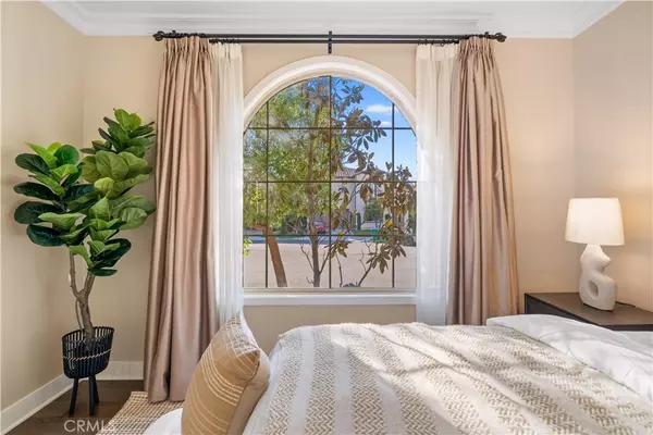 Irvine, CA 92620,74 Gainsboro