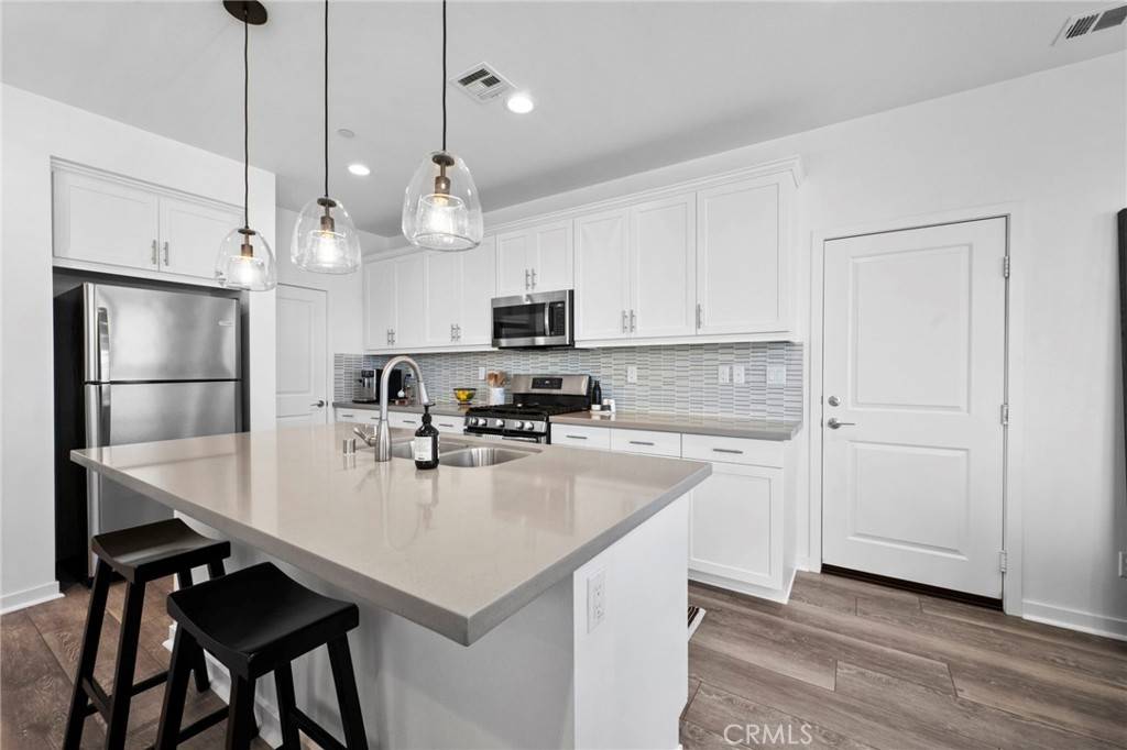 Corona, CA 92883,4171 Powell WAY #105